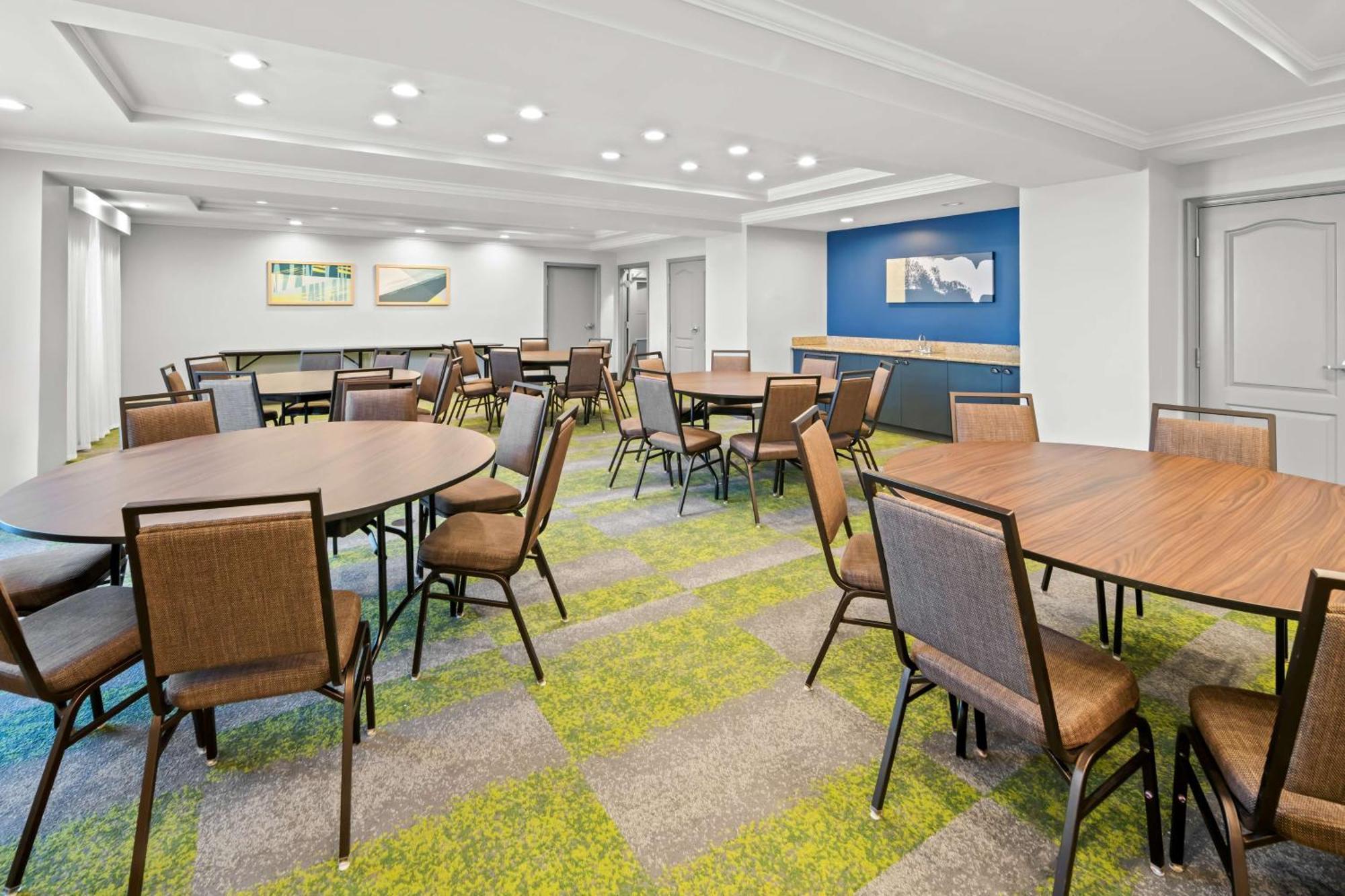 Spark By Hilton Woodbridge Exterior photo